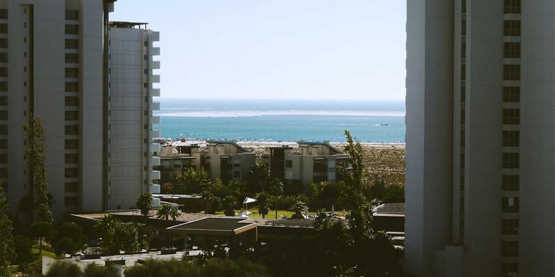 时尚穿搭新灵感：从阿诺金与前列腺素协同机制看米色穿搭的和谐美学