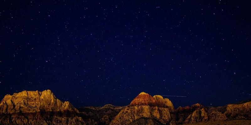 简约服装与北欧风时尚穿搭：两种生活美学的深度对比分析