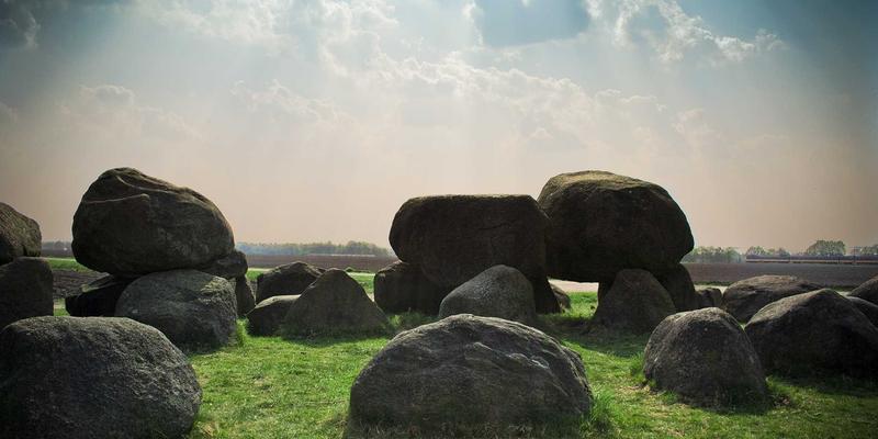 阿诺金30：当深棕色邂逅米色，解码经典服饰品牌的色彩哲学